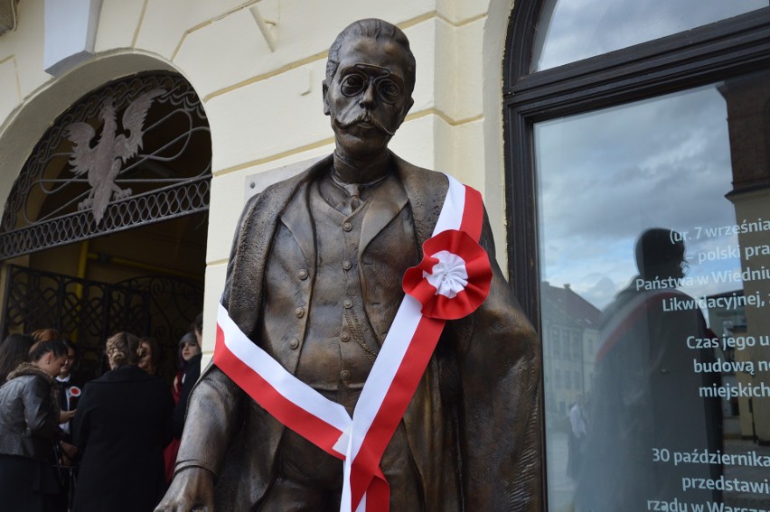 Na tarnowskim rynku odsłonięto pomnik Tadeusza Tertila [ZDJĘCIA]