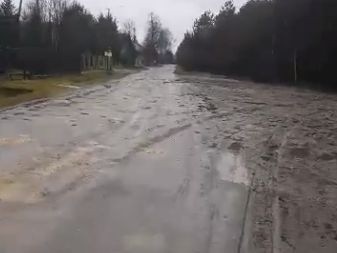 Tak wygląda ulica Zielonka leżąca pomiędzy gminą Chlewiska, a gminą Szydłowiec.