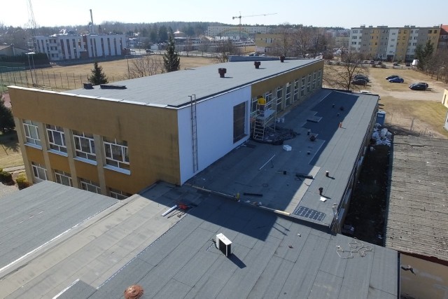 W Zespole Szkół Ponadpodstawowych w Białobrzegach trwają między innymi prace na dachu sali gimnastycznej, ale remont jest prowadzony także wewnątrz budynku.