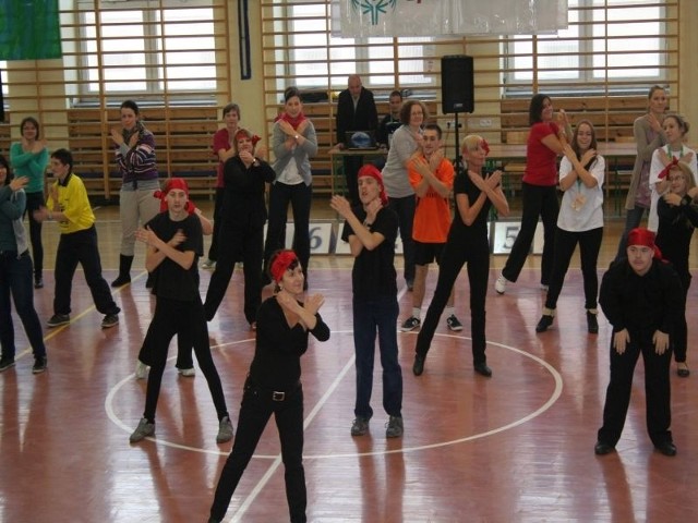 Podczas tenisowego turnieju Olimpiad Specjalnych w  Chełmnie tancerze do zabawy wciągnęli publiczność