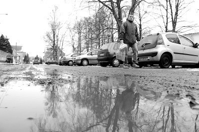 Drogowcy wyleją asfalt na ul. Skłodowskiej-Curie, kiedy tylko będzie lepsza pogoda. (fot. Daniel Polak)