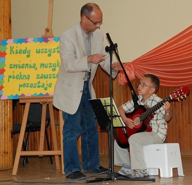 Bronka Gajewskiego - najmłodszego ucznia filii Społecznej Szkoły Muzycznej we Włoszczowie wyprowadził na scenę tata.