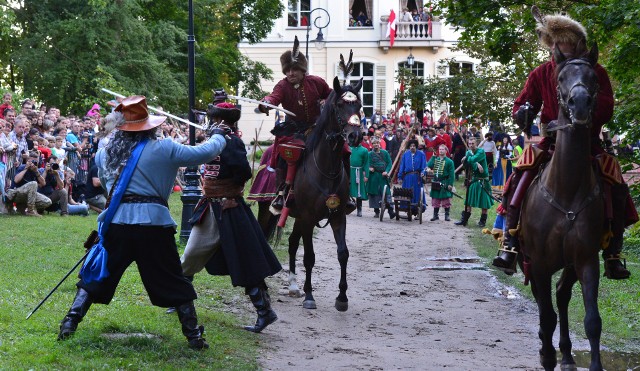 Pierwszego dnia imprezy, czyli w sobotę o 18.00, bitwa ze Szwedami toczyć się będzie o dwór Dorpowskich w Ostromecku, czyli dzisiejszy Pałac Stary, tzw. Pałac Mostowskich