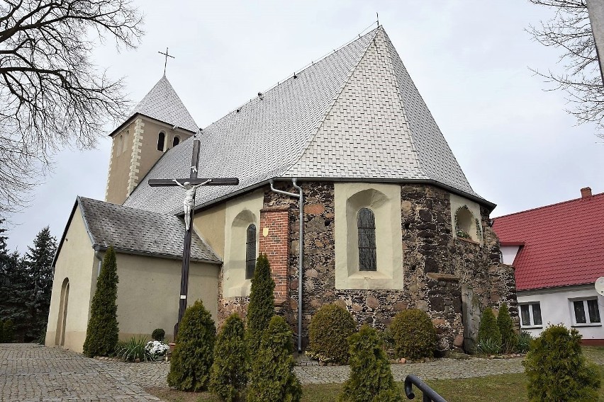 Na tablicy przy kościele wywieszone są aktualne ogłoszenia...