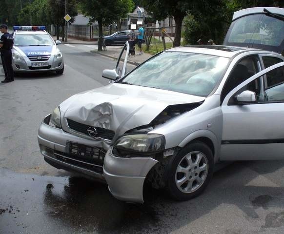 Młody kierowca BMW nie udzielił pierwszeństwa przejazdu 27-letniej kierującej oplem. Kobieta i jej córka trafiły do szpitala