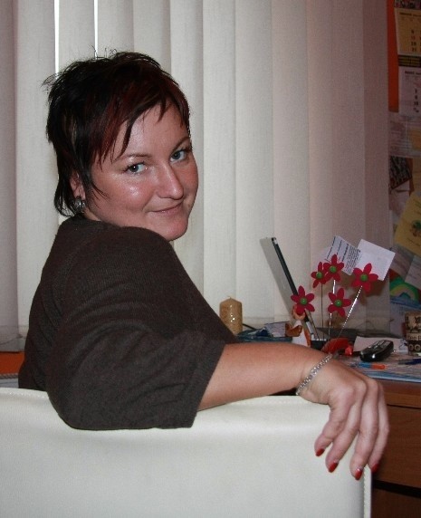 Anna Psarska ma 30 lat. Jest absolwentką Politechniki Koszalińskiej. W domu kultury pracuje od dziewięciu lat, jego dyrektorem została w 2006 r.