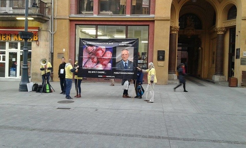 Pikieta na Piotrkowskiej: ostrzegali wyborców przed posłami, którzy popierają aborcję [ZDJĘCIA]