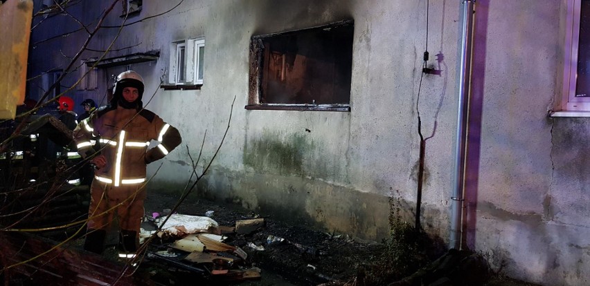 Pomieszczenia są spalone, z okien wystrzeliły szyby. Straty...