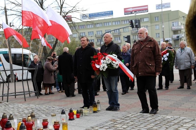 Około godziny 9 białostoczanie złożyli kwiaty i zapalili...