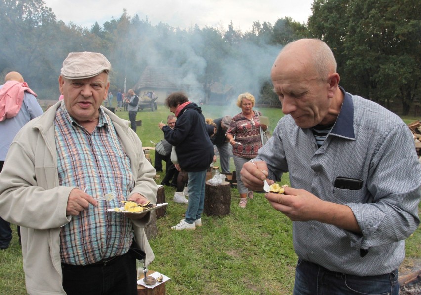 Tłumy smakoszy na Festiwalu Ziemniaka w Muzeum Wsi Radomskiej. Było wiele konkursów i pokazów [ZDJĘCIA]