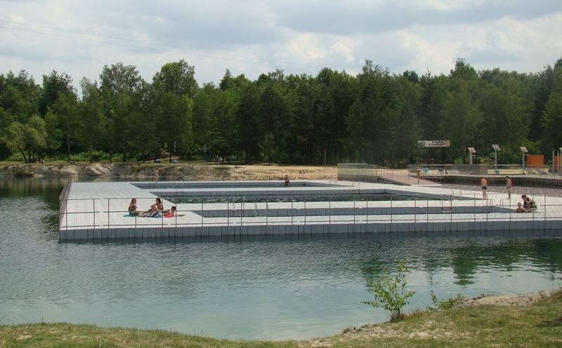 Trzebinia. Nad Balatonem po przebudowie sezon oficjalnie rusza w sobotę, ale wielu już tutaj plażuje. Zobacz co i za ile oferuje [ZDJĘCIA]