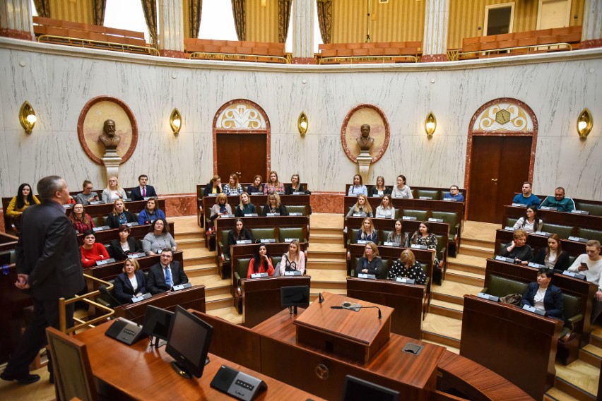 Studenci Wyższej Szkoły Bankowej mieli zajęcia w Śląskim Urzędzie Wojewódzkim. Przy okazji dokładnie go zwiedzili ZDJĘCIA