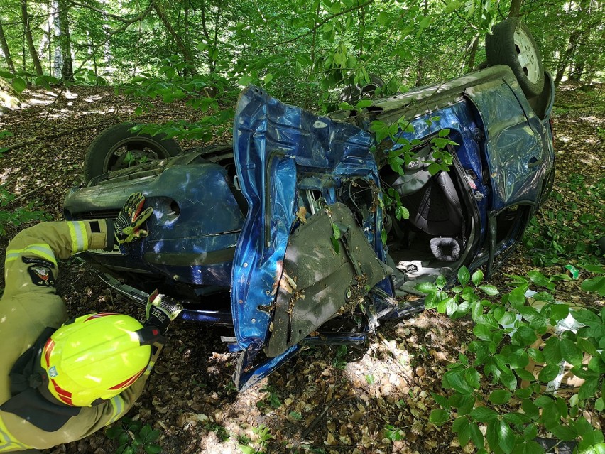 Wypadek koło Złocieńca. Auto wypadło z drogi i dachowało [zdjęcia]