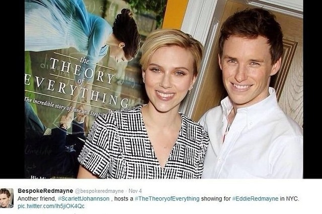 Scarlett Johansson i Eddie Redmayne na pokazie filmu "Teoria wszystkiego" (fot. screen z Twitter.com)