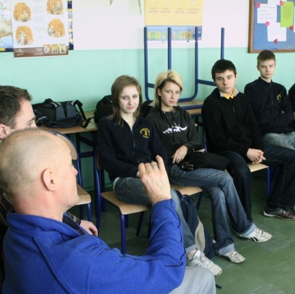 Uczniowie klasy III B gimnazjum przy ul. Gagarina z Kielcach z uwagą słuchają jak nie stać się ofiarą kradzieży i napaści.