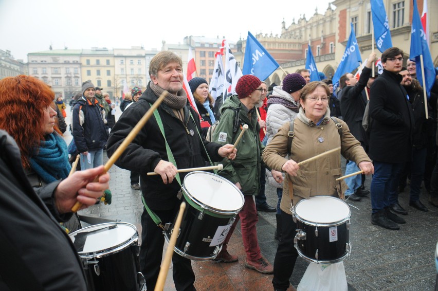 Kraków. Protest KOD-u przeciw reformie sądownictwa [ZDJĘCIA, WIDEO]