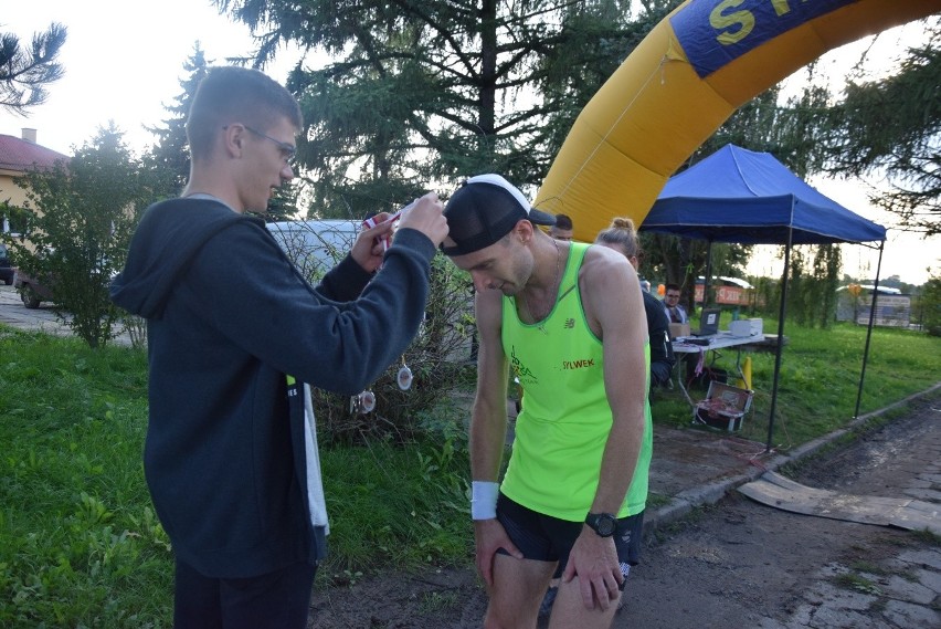 Biegli w pobiednickim półmaratonie, żeby pomóc zarobić na leczenie dla chorych osób [ZDJĘCIA]