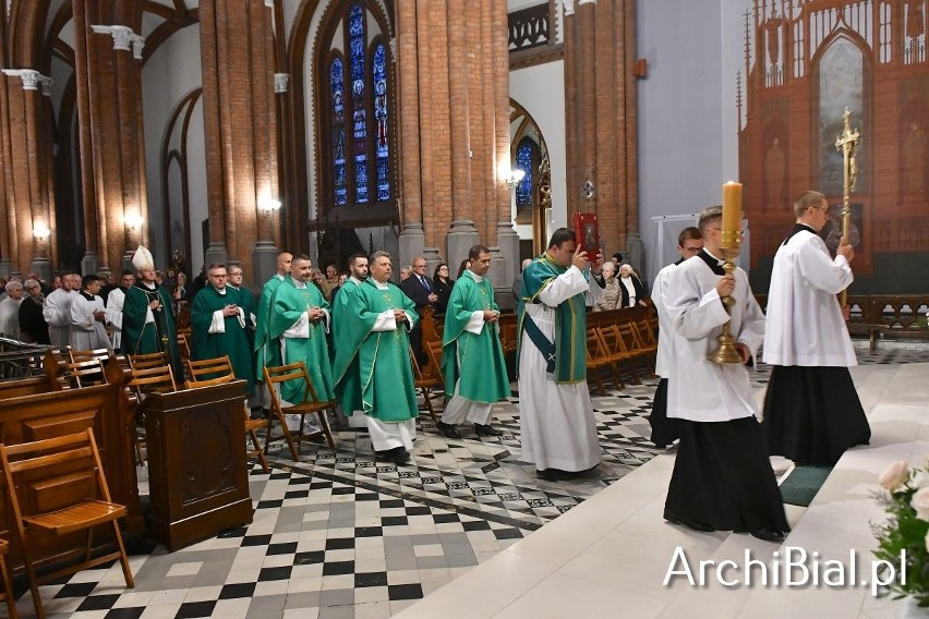 Ponad 60 par z Archidiecezji Białostockiej celebrowało rocznice ślubu. Uroczystościom przewodniczył abp Józef Guzdek [ZDJĘCIA]