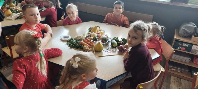 Dzieci z przedszkola w Szydłowie podczas warsztatów z tworzenia warzywnych ludków. Zobacz zdjęcia z zabawy >>>
