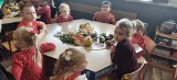 Warsztaty tworzenia warzywnych postaci z Kołem Gospodyń Wiejskich "Szydłowianki". Zobacz zdjęcia z zabawy w przedszkolu w Szydłowie