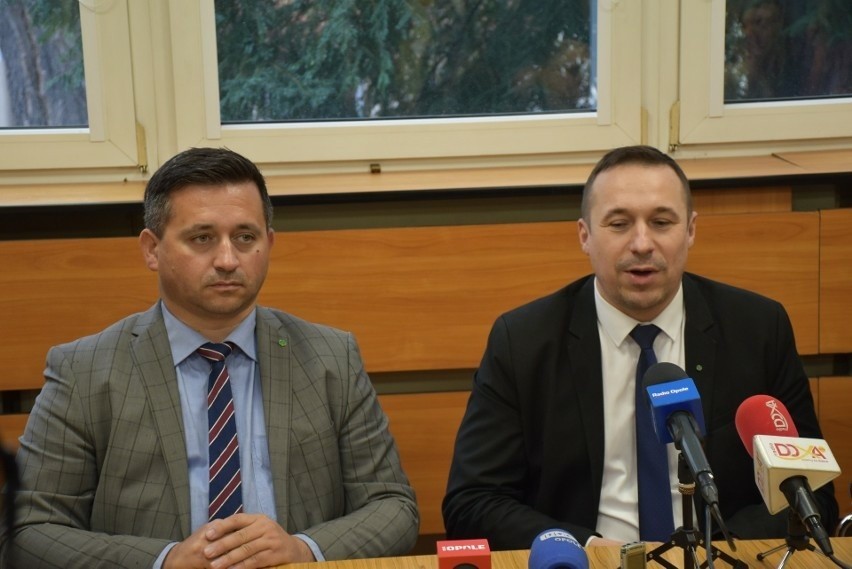Wiceminister infrastruktury Paweł Gancarz ( z prawej) w...