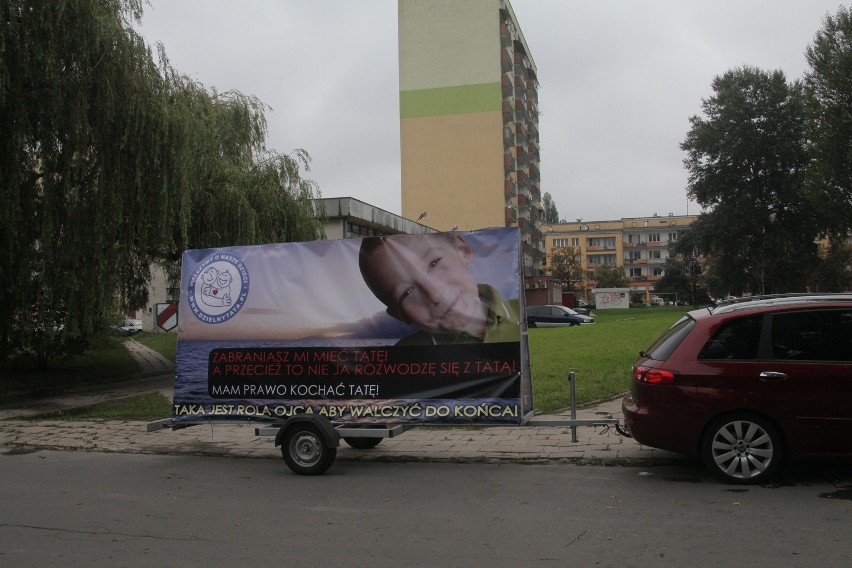 Ojciec walczy o syna. Wyjechał z banerem na ulice miasta [ZDJĘCIA]