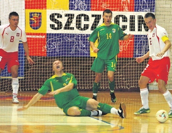Fragment meczu pierwszej futsalowej reprezentacji Polski z Litwą w Szczecinie w grudniu 2007 roku.