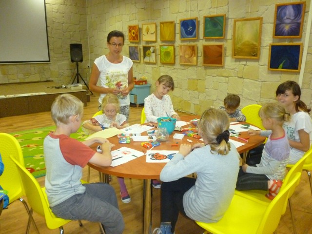 Ostatniego dnia zajęć nie zabrakło ochotników do zabawy. Wspólnie z Małgorzatą Skwarek dzieci wyklejały obrazki z plasteliny.