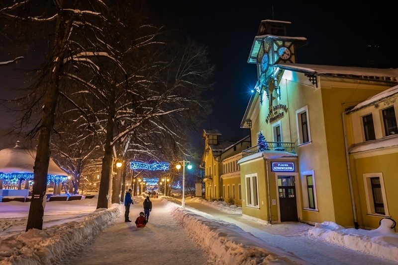 Krynica-Zdrój gotowa na ferie zimowe. Zobacz, jak malowniczo wygląda uzdrowisko