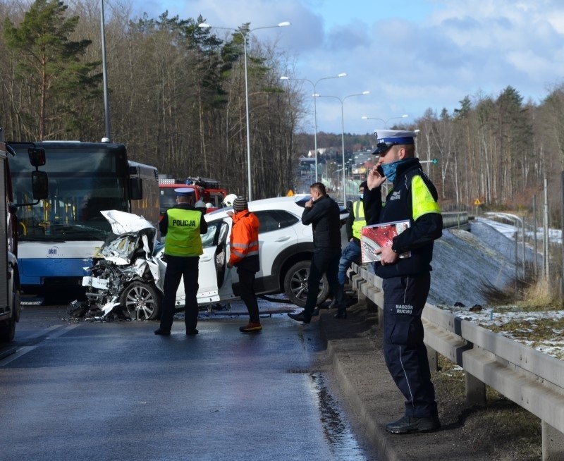 Gdynia: Pierwsze ustalenia w sprawie wypadku na ul. Chwarznieńskiej. Sprawca stracił prawo jazdy