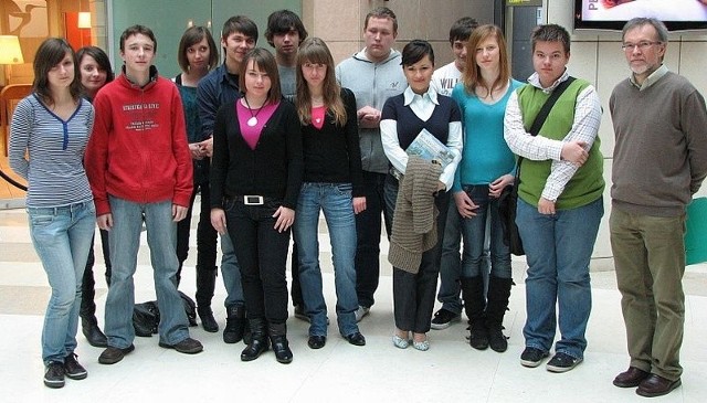 Młodzież z klasy II d Zespołu Szkół numer 2 w Opatowie odwiedziła siedzibę stacji TVN