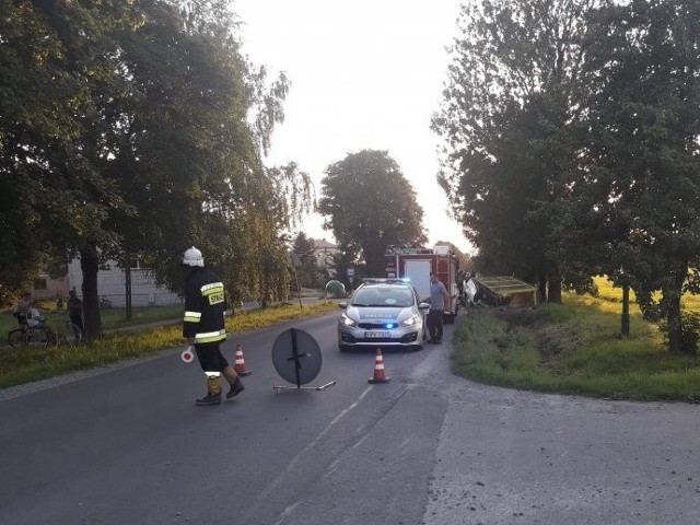 Do groźnie wyglądającego zdarzenia doszło w rejonie cmentarza w Białobrzegach w pow. łańcuckim.W kierunku Dębiny oplem jechał 21-letni mieszkaniec Białobrzeg. W tym samym kierunku pojazdem zaprzęgowym poruszał się 30-letni mieszkaniec Kosiny. Widząc przed sobą furmankę kierowca osobówki gwałtownie zahamował i utracił panowanie nad pojazdem. Opel zjechał na pobocze, gdzie dachował i uderzył w wiatę przystankową.Na miejscu wypadku policjanci wykonali oględziny i sporządzili dokumentację niezbędną do wyjaśnienia wszystkich okoliczności tego zdarzenia. Pierwszej pomocy kierującemu osobówki udzielili przybyli na miejsce strażacy. Na szczęście 21-latek nie odniósł poważniejszych obrażeń. Zarówno on, jak i kierujący pojazdem zaprzęgowym byli trzeźwi.Zobacz także: Makabryczny wypadek w Soczi. Samochód wjechał w grupę ludzi