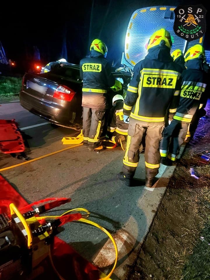 Konarze. Wypadek na granicy województwa podlaskiego. Osobówka wjechała w ciężarówkę. Dwie osoby ranne [ZDJĘCIA]