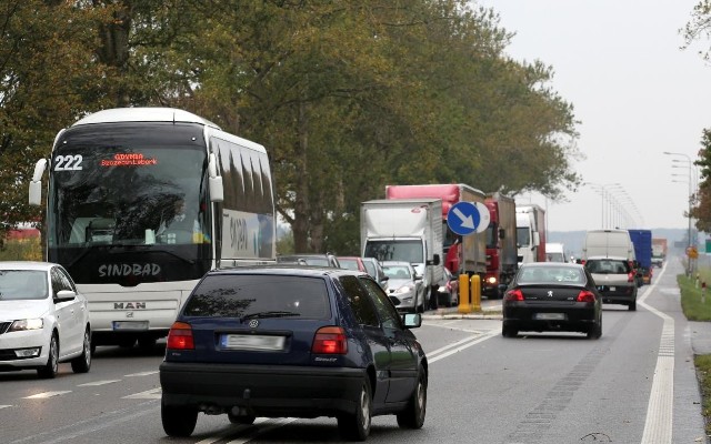 Podwójna ciągła, taka jak tu przy wjeździe na obwodnicę, pojawi się teraz na wszystkich łukach  na słupskiej obwodnicy.