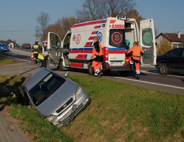 Do wypadku doszło we wtorek około godz. 15, na drodze krajowej nr 77 w Duńkowiczkach k. Przemyśla.W zderzeniu opla z citroenem ranne zostały dwie osoby. Aktualizacja, godz. 18.07- Kierująca oplem astra, 18-letnia mieszkanka pow. przemyskiego skręcając w lewo nie ustąpiła pierwszeństwa przejazdu jadącej z naprzeciwka, w kierunku Przemyśla kierującej citroenem berlingo, 53-letniej mieszkańce pow. jarosławskiego - powiedziała sierż. szt. Marta Fac z KMP w Przemyślu.Po zderzeniu samochody zatrzymały się w rowie. Citroenem podróżowało 5 osób. Kierująca i pasażerka trafili do szpitala, gdzie pozostali na obserwacji. 18-latka jechała sama, nic jej się nie stało. Kierujące były trzeźwe.Na miejscu policjanci wykonali czynności pod kątem wypadku drogowego.