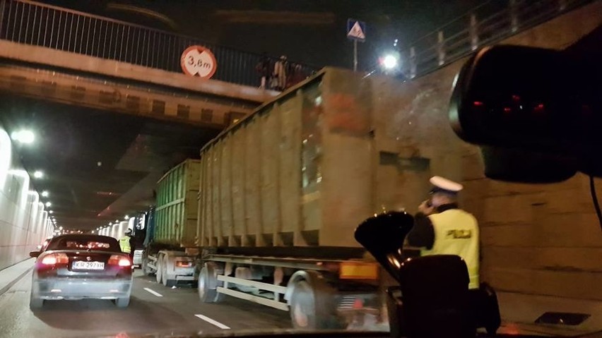 Kraków. Ciężarówka zaklinowała się w tunelu pod rondem Grunwaldzkim 