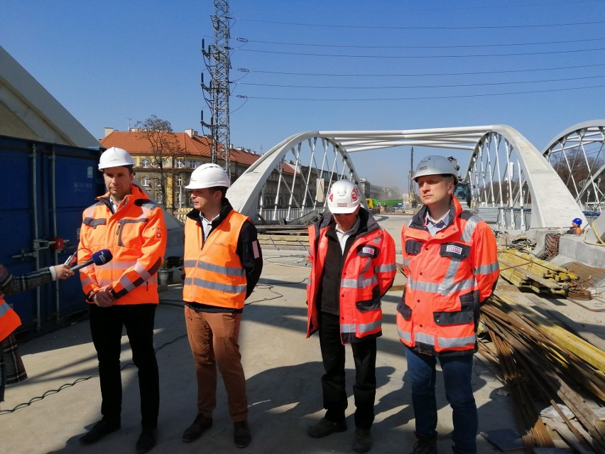 Kraków. Na ukończeniu jest budowa nowego mostu kolejowego nad Wisłą. Pociągi mają pojechać po nim w czerwcu [ZDJĘCIA]