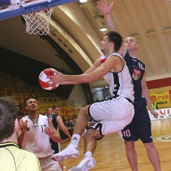 Koszykarze Stali Stalowa Wola (z piłką Marek Piechowicz, obok Tomasz Andrzejewski, z numerem 10 Krzysztof Koziński).