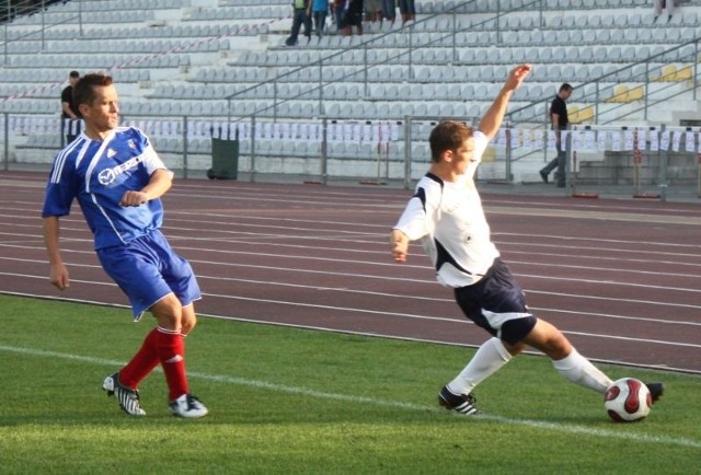Daniel Ciupiński (w niebieskim) chociaż nie zdobył gola, to był w sobotę jednym z najlepszych zawodników na boisku