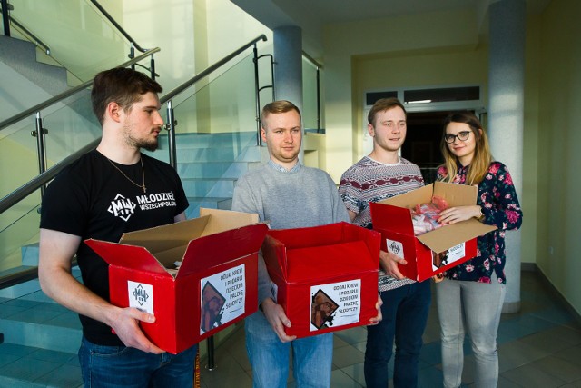 To nasze pudła na słodycze - mówi Bartosz Sokołowski (z lewej). Obok Marcin Zabłudowski, Paweł Chlabicz i Marta Dzierżanowska.