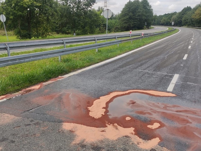 Ciężarówka wioząca buraki wywróciła się na obwodnicy Kędzierzyna-Koźla. Trwa usuwanie szkód. To kolejny taki wypadek w tym miejscu