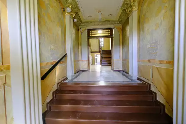 Kompleksowo odrestaurowano także klatki schodowe i wejście do kamienicy. Zadbano o odnowienie oryginalnych zdobień i fresków.
