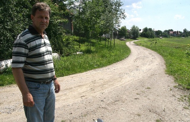 - Liczmy, że z tych 300 tysięcy złotych zostanie także wykonana 600-metrowa warstwa asfaltu przy rzece Jaruga - mówi Wacław Piędel z Bielińca. - Dla nas jest to sprawa priorytetowa.