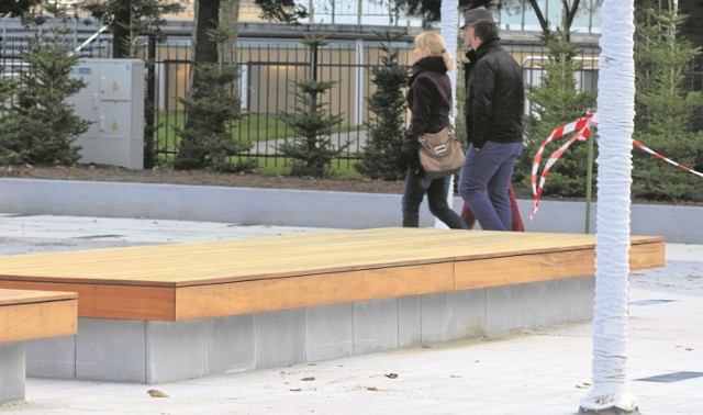 Przy molo niemal od podstaw zbudowano plac, wymieniono schody prowadzące na plażę, pojawiła się też mała architektura. Do piątkowego przedpołudnia wszystko ma być już gotowe.