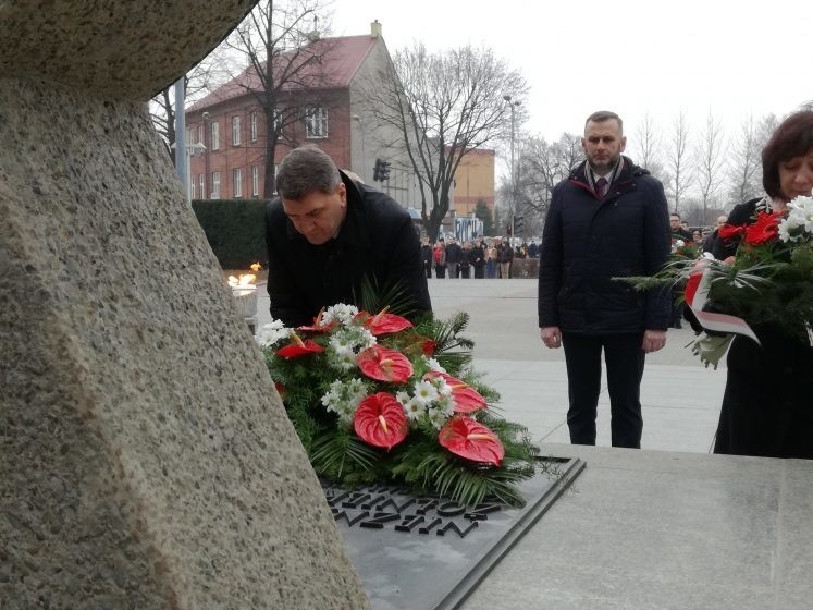 Oświęcim. Uczcili pamięć żołnierzy wyklętych. Kwiaty pod pomnikiem rotmistrza Witolda Pileckiego [ZDJĘCIA]