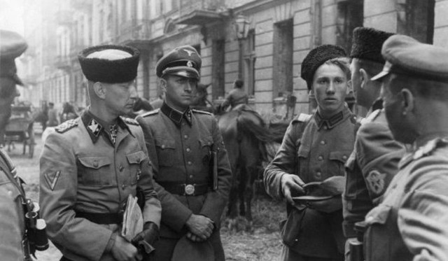 SS-Gruppenführer Heinz Reinefarth (po lewej) wraz z żołnierzami 3 Pułku Kozaków.