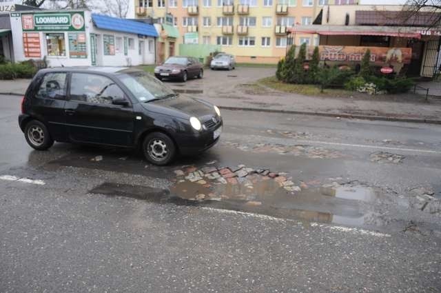 Dziurawa ulica Reja wystawia nie najlepsze świadectwo toruńskim drogowcom. Na szczęście jest szansa, że wkrótce nawierzchnia w tym miejscu się zmieni 