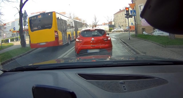 Niebezpieczna jazda kierowcy autobusu we wrocławskiej Leśnicy