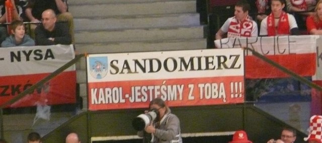 Flaga kibiców z Sandomierza na trybunach Wiener Stadthalle.