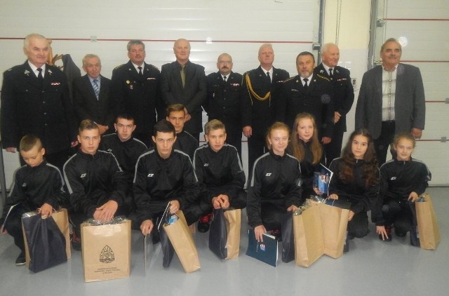 Młodzieżowa drużyna ze Skotnik z  przedstawicielami  tamtejszej jednostki Ochotniczej Straży Pożarnej   i zaproszonymi gośćmi.